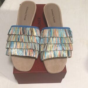 DONALD PLINER
Reise Sandals Size 9